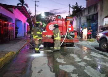 INCENDIO CALCINA PARTE DE VIVIENDA EN CANCÚN