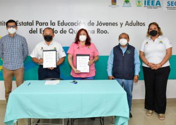 EL INSTITUTO ESTATAL PARA LA EDUCACIÓN DE JÓVENES Y ADULTOS  QUINTANA ROO FIRMA CONVENIO DE COLABORACIÓN CON UIMQROO