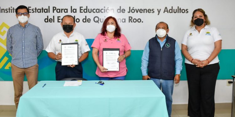 EL INSTITUTO ESTATAL PARA LA EDUCACIÓN DE JÓVENES Y ADULTOS QUINTANA ROO FIRMA CONVENIO DE COLABORACIÓN CON UIMQROO