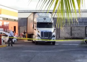 TRÁILER DERRIBA POSTE DE LUZ EN EL AUTOZONE DE LA INSURGENTES