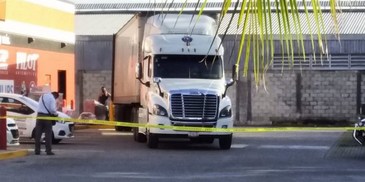 TRÁILER DERRIBA POSTE DE LUZ EN EL AUTOZONE DE LA INSURGENTES