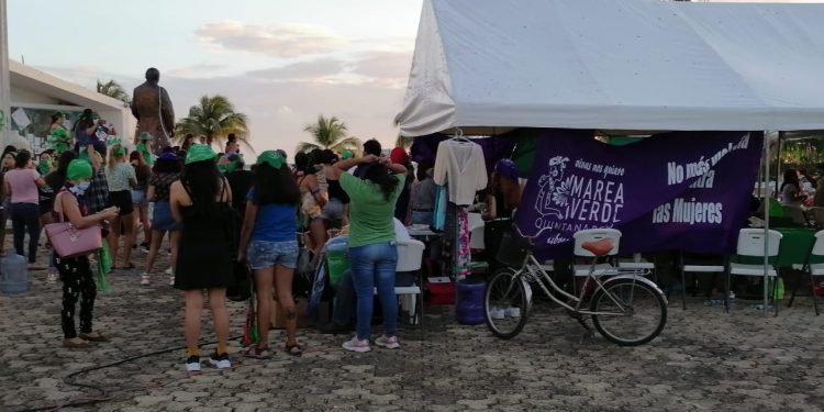 RED FEMINISTA QUINTANARROENSE DESOCUPA EL EDIFICIO DEL CONGRESO DEL ESTADO
