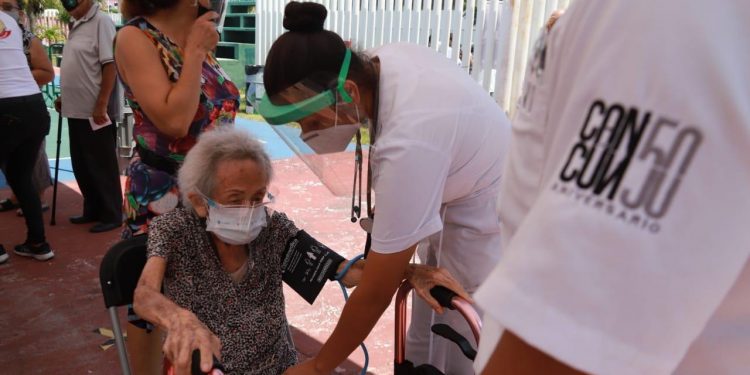 CANCÚN ESTÁ CERCA DE LAS 5 MIL PERSONAS VACUNADAS