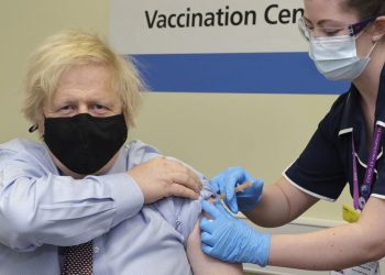 BORIS JOHNSON RECIBE LA VACUNA DE ASTRAZENECA CONTRA EL COVID-19