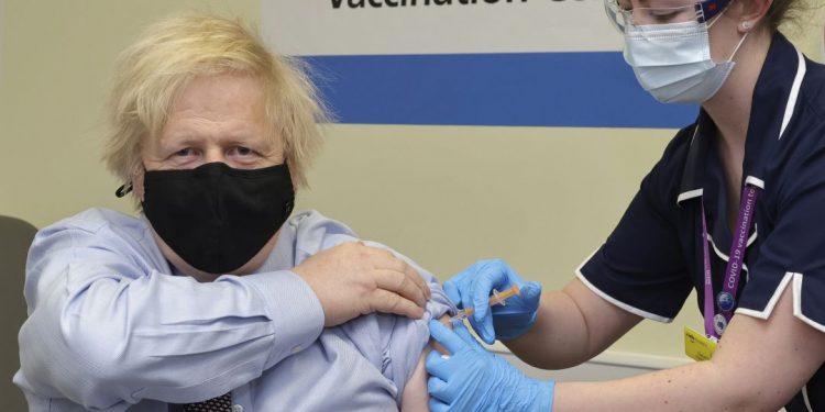 BORIS JOHNSON RECIBE LA VACUNA DE ASTRAZENECA CONTRA EL COVID-19