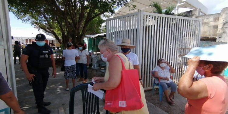 ADULTOS MAYORES TAMBIÉN EN RIESGO EN CALDERITAS EN APLICACIÓN VACUNAS