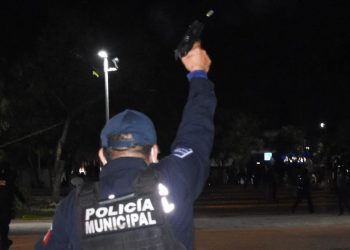 PANDILLEROS ATACAN A LA POLICIA CON PIEDRAS Y PALOS EN JOSE MARIA MORELOS