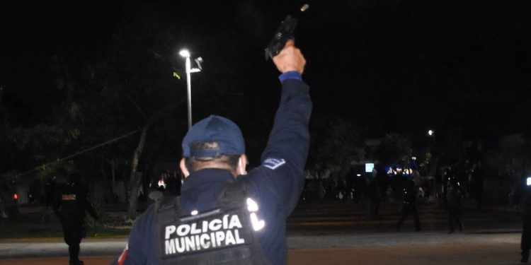 PANDILLEROS ATACAN A LA POLICIA CON PIEDRAS Y PALOS EN JOSE MARIA MORELOS