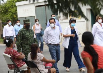 VERIFICA EL GOBERNADOR MAURICIO VILA DOSAL LA VACUNACIÓN A PERSONAS ADULTAS MAYORES DE TIXKOKOB