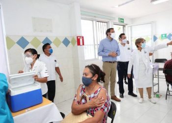 ADULTOS MAYORES DE TIZIMÍN Y MAXCANÚ COMENZARON A RECIBIR LA VACUNA CONTRA EL CORONAVIRUS