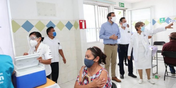 ADULTOS MAYORES DE TIZIMÍN Y MAXCANÚ COMENZARON A RECIBIR LA VACUNA CONTRA EL CORONAVIRUS