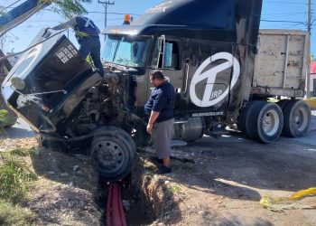 TRÁILER CON MATERIAL DE CONSTRUCCIÓN SE FUE A UNA ZANJA EN LA REGIÓN 103