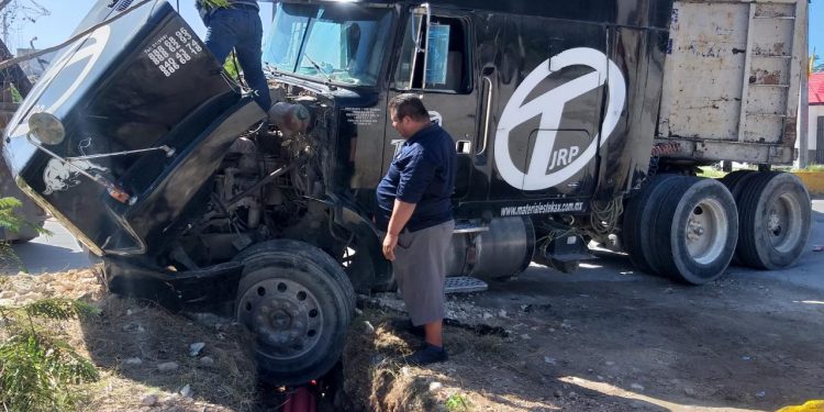 TRÁILER CON MATERIAL DE CONSTRUCCIÓN SE FUE A UNA ZANJA EN LA REGIÓN 103