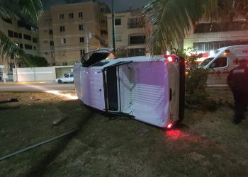 CONDUCTOR DE UNA CAMIONETA DE LA CFE VUELCA EN LA AVENIDA BONAMPAK