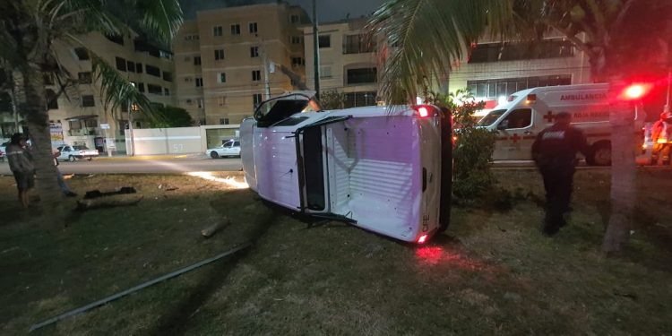 CONDUCTOR DE UNA CAMIONETA DE LA CFE VUELCA EN LA AVENIDA BONAMPAK