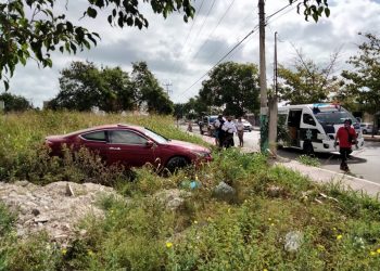 CONDUCTOR PIERDE EL CONTROL Y SE ESTRELLA CONTRA UN POSTE