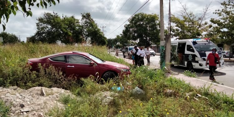 CONDUCTOR PIERDE EL CONTROL Y SE ESTRELLA CONTRA UN POSTE