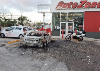 ARDE VEHÍCULO EN ESTACIONAMIENTO DE NEGOCIO EN CANCÚN