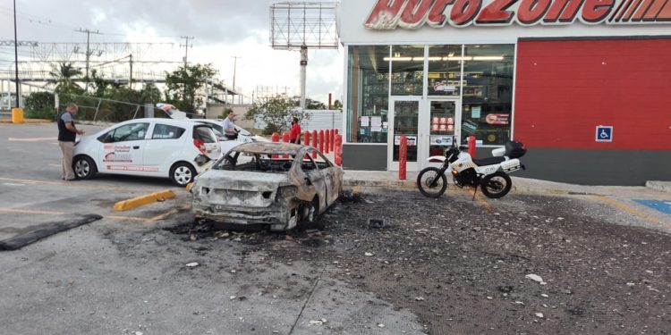 ARDE VEHÍCULO EN ESTACIONAMIENTO DE NEGOCIO EN CANCÚN