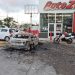 ARDE VEHÍCULO EN ESTACIONAMIENTO DE NEGOCIO EN CANCÚN