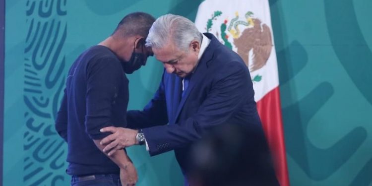 UN HOMBRE SE CUELA EN PALACIO NACIONAL Y HABLA CON AMLO