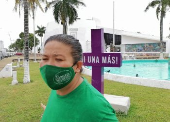 ACUSAN FEMINISTAS A GRUPOS PROVIDA DEL ULTRAJE A LA “ANTIMONUMENTA” COLOCADO AFUERA DEL CONGRESO DE QUINTANA ROO