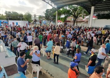 SE VUELCA LA GENTE PARA RECIBIR LA VACUNA CONTRA EL COVID-19, EXHIBEN MALA ORGANIZACIÓN DEL IMSS