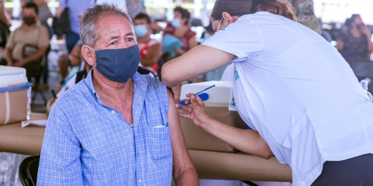 RECIBEN ADULTOS MAYORES VACUNA CONTRA COVID-19 EN TULUM