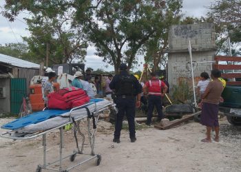 RESCATAN A UN HOMBRE QUE CAYÓ A UN HUECO DE TRES METROS DE PROFUNDIDAD