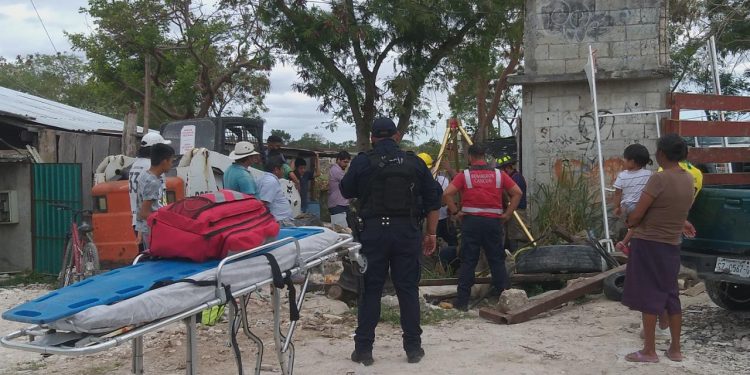 RESCATAN A UN HOMBRE QUE CAYÓ A UN HUECO DE TRES METROS DE PROFUNDIDAD