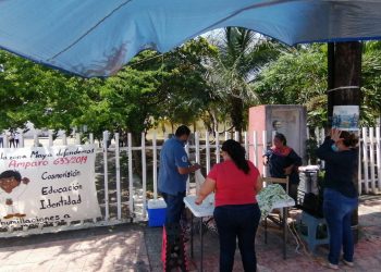 DOCENTES SE MANIFIESTAN EN LA SEQ EN RESPALDO PARA EXIGIR SUS DERECHOS LABORALES