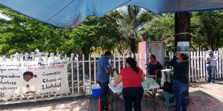 DOCENTES SE MANIFIESTAN EN LA SEQ EN RESPALDO PARA EXIGIR SUS DERECHOS LABORALES