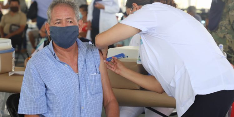 AMPLIA RESPUESTA TUVO LA JORNADA DE VACUNACIÓN DE ADULTOS MAYORES EN TULUM