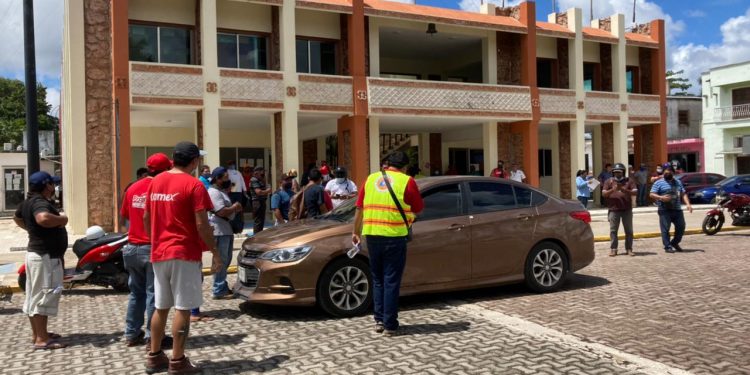 TRABAJADORES DEL AYUNTAMIENTO MARCHAN PARA EXIGIR SUS QUINCENAS