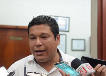 EXHIBEN A FERNANDO ZELAYA COMO “AVIADOR” DE LA AGEPRO CON UN SUELDO DE 65 MIL PESOS AL MES