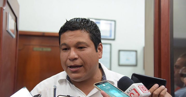 EXHIBEN A FERNANDO ZELAYA COMO “AVIADOR” DE LA AGEPRO CON UN SUELDO DE 65 MIL PESOS AL MES