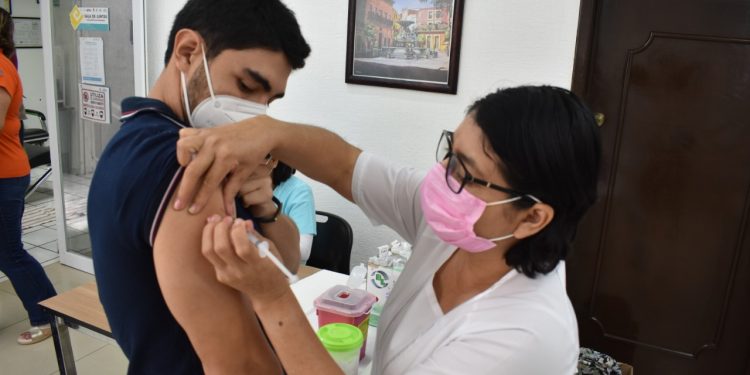 PERSONAL DEL INSTITUTO ESTATAL PARA LA EDUCACIÓN DE JÓVENES Y ADULTOS QUINTANA ROO RECIBE PROGRAMA DE VACUNACIÓN DEL ISSSTE