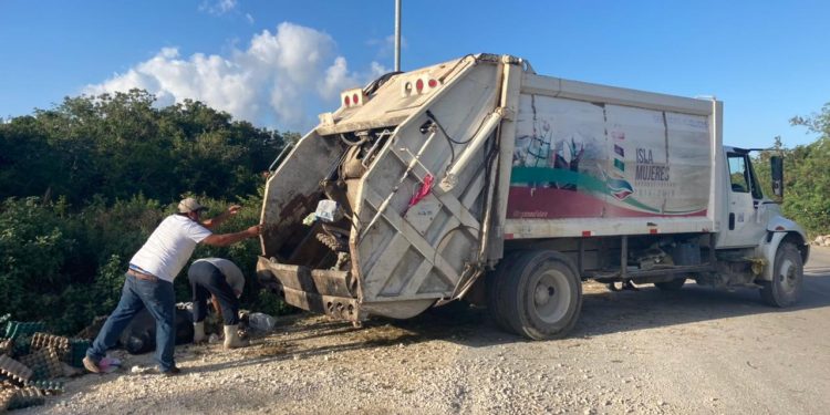 REALIZA AYUNTAMIENTO LABORES DE LIMPIEZA EN CAMELLONES CENTRALES DE RANCHO VIEJO