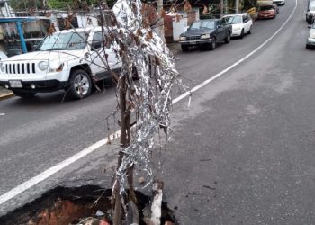 EN LA COLONIA 1.° DE MAYO SOLICITAN ATENCIÓN Y REPARACIÓN DE HUNDIMIENTOS