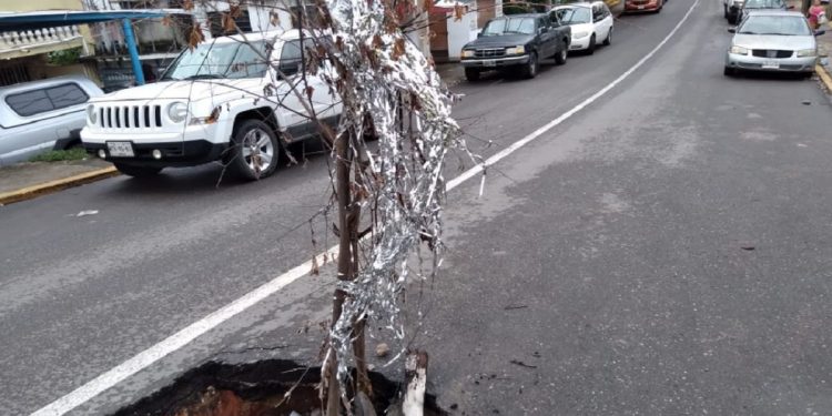 EN LA COLONIA 1.° DE MAYO SOLICITAN ATENCIÓN Y REPARACIÓN DE HUNDIMIENTOS