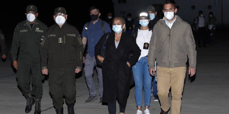 DETIENEN A LA EXPRESIDENTA DE BOLIVIA JEANINE ÁÑEZ