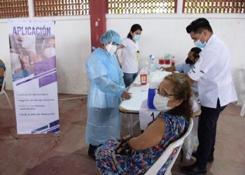 AVANZA TABASCO CON APLICACIÓN DE VACUNA A ADULTOS MAYORES Y PERSONAL DE SALUD
