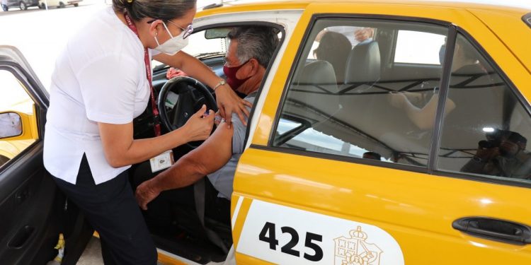 ES EL TURNO DE VACUNAS EN CENTRO PARA ADULTOS MAYORES CUYOS APELLIDOS INICIEN CON D, E Y F