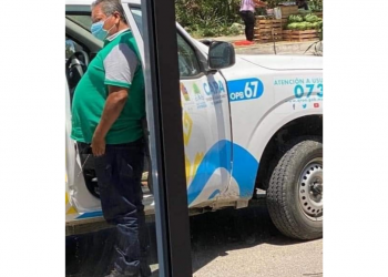 EXHIBEN A TRABAJADOR DE LA CAPA ORINANDO EN VÍA PÚBLICA Y A LA LUZ DEL DÍA
