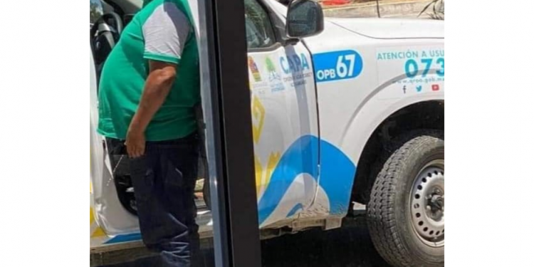 EXHIBEN A TRABAJADOR DE LA CAPA ORINANDO EN VÍA PÚBLICA Y A LA LUZ DEL DÍA