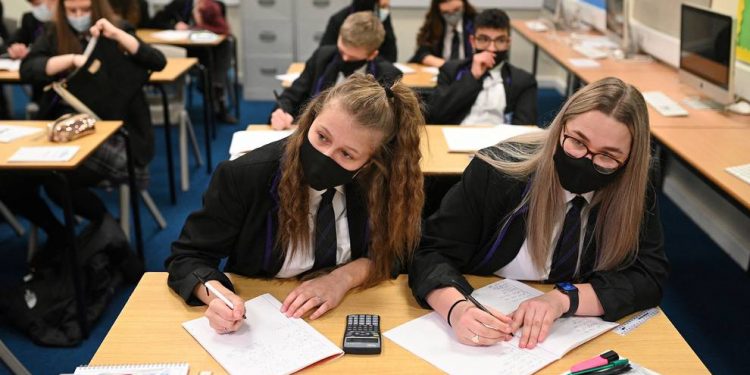 INGLATERRA REABRE LAS ESCUELAS EN PRIMERA ETAPA DE DESCONFINAMIENTO
