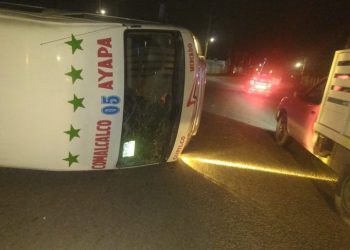 COMBI SE VUELCA EN CARRETERA CUNDUACAN-COMALCALCO