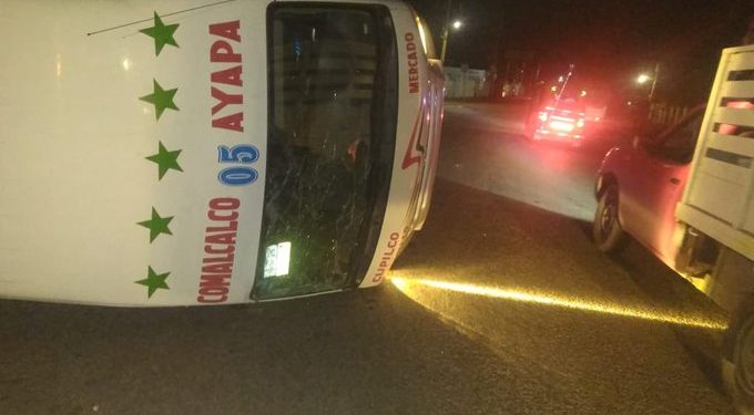 COMBI SE VUELCA EN CARRETERA CUNDUACAN-COMALCALCO