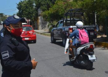 REFUERZAN SEGURIDAD EN ISLA MUJERES CON CÁMARAS FIJAS EN PATRULLAS Y DE SOLAPA EN UNIFORMES DE LA POLICÍA