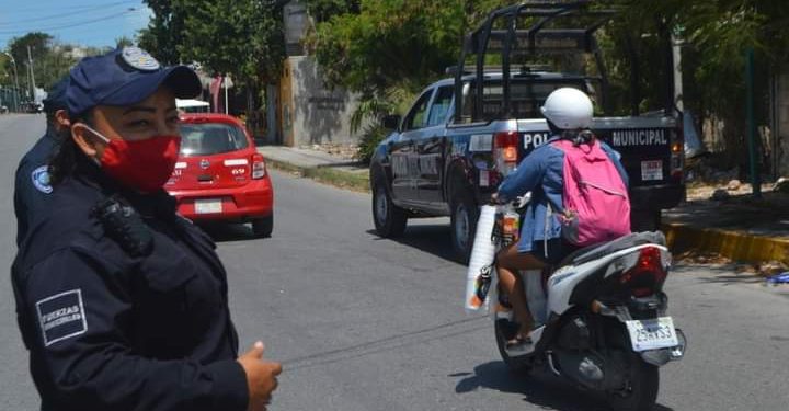 REFUERZAN SEGURIDAD EN ISLA MUJERES CON CÁMARAS FIJAS EN PATRULLAS Y DE SOLAPA EN UNIFORMES DE LA POLICÍA
